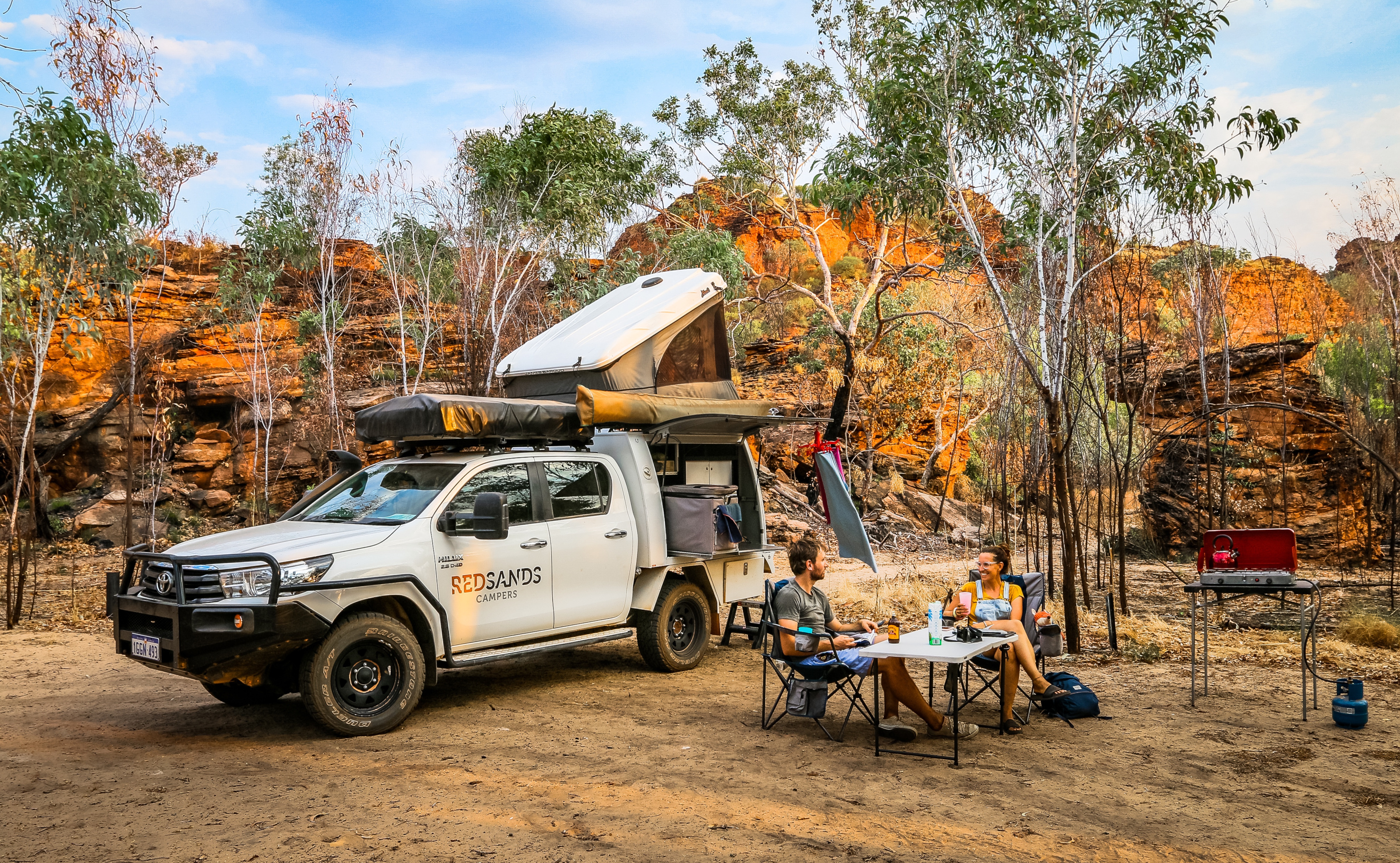 RedSands Camper 5 Personen von außen mit Zelten
