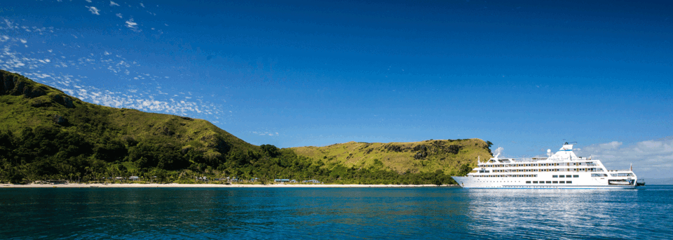 Captain Cook Cruises - MV Reef Endeavour in Bucht