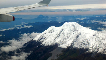 Blick aus dem Flugzeug auf die schneebedeckten Vulkane