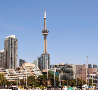 CN Tower und Skyline Torontos bei Nacht