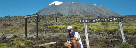 Bergwanderer vor dem Klilimanjaro