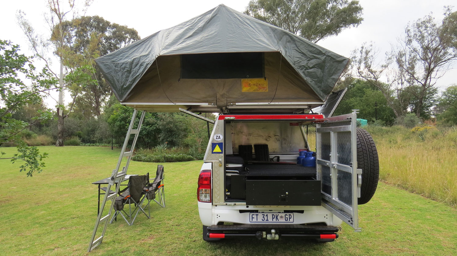 Bushlore Toyota Hilux 4x4 Safari Camper von hinten