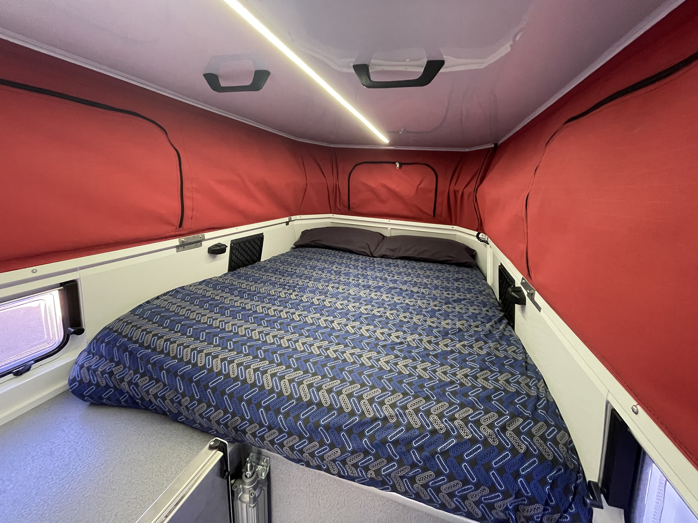 RedSands Camper 5 Personen von außen mit Zelt