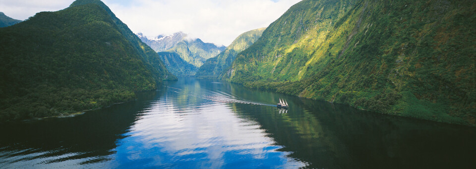 Kreuzfahrtschiff "Fiordland Navigator" im Doubtful Sound